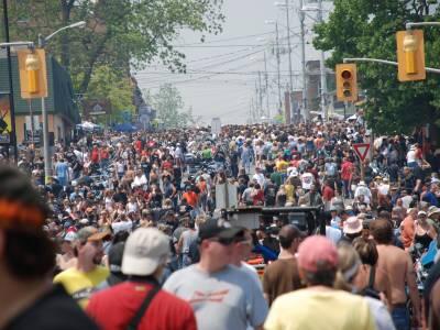 crowds_on_street_at_pd13