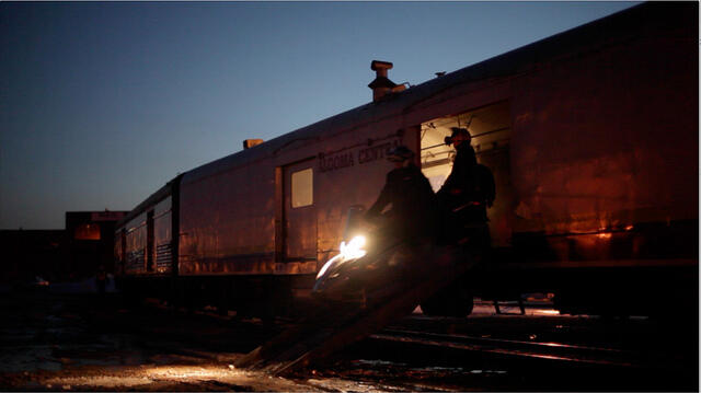 train unloading 2 resized 640