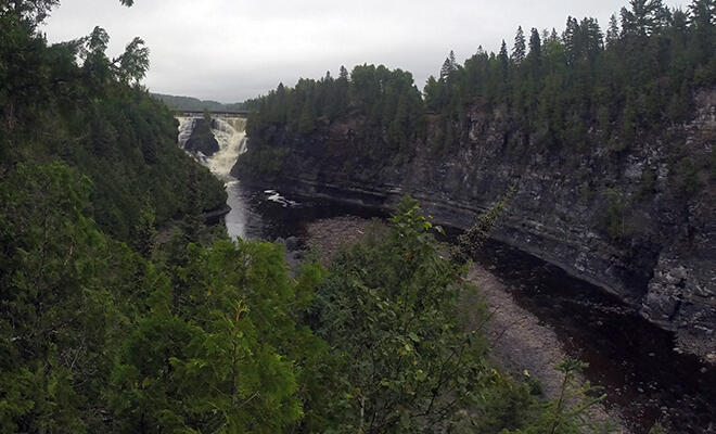 From a viewing platform you can not only see the waterfalls, but also the gorge across the river. The Kam River has cut a gorge throught the rock layers exposing the spirits and stories of 2 billion years ago.