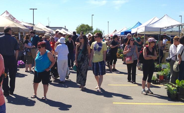 candice.sat.market.crowds.may.31.2014