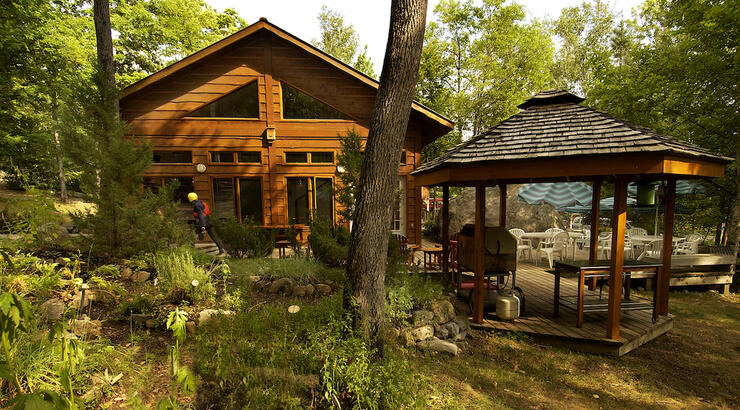 Well kept lodge and cabana nestled in forest.