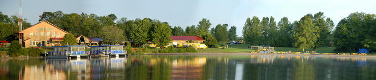 View of resort along edge of Ottawa River.