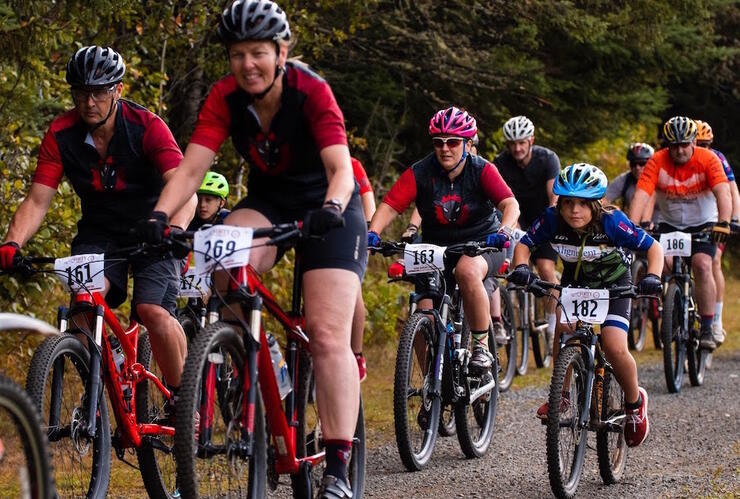 Large group of mountain bikers riding closely together
