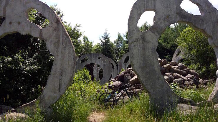 Large concrete sculptures of screaming heads